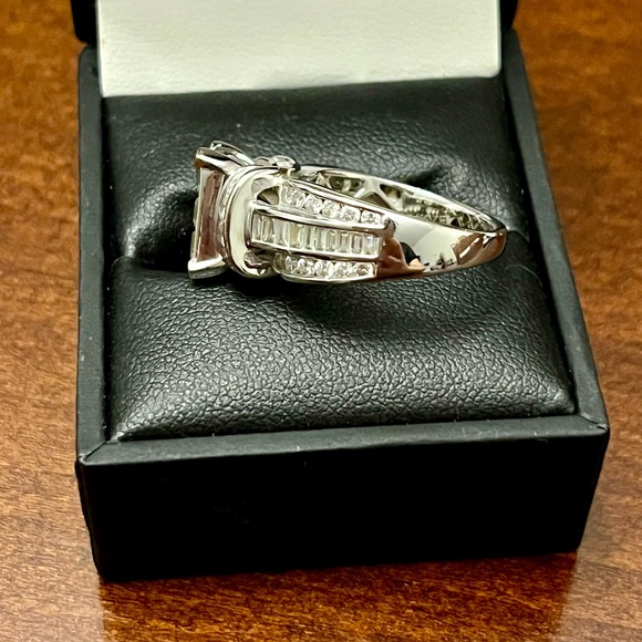 Silver Engagement Ring with Princess-Cut Diamond and Halo Design - Picture 4 of 6